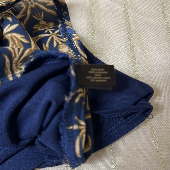 Sleeveless Blouse - Picture 4 of 4